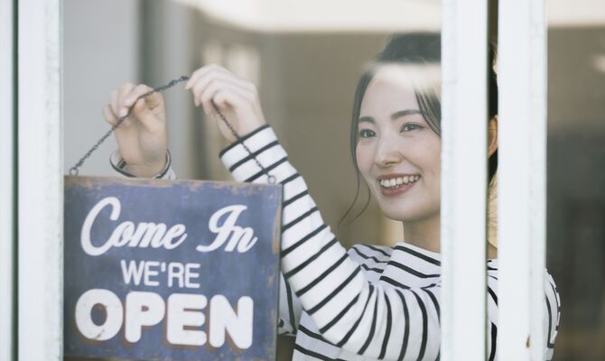 開店準備する女性スタッフ_R-min