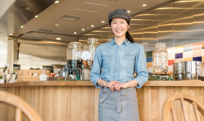 カフェのスタッフ_R-min