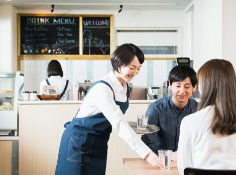 注文を取る女性スタッフ_R-min