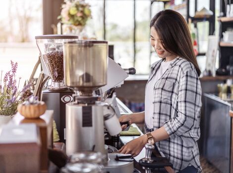 コーヒーを淹れている女性スタッフ_R-min