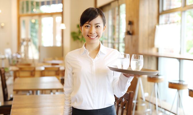 カフェの女性店員_R-min