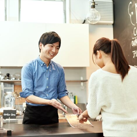 メニューを確認する男性スタッフ_R-min