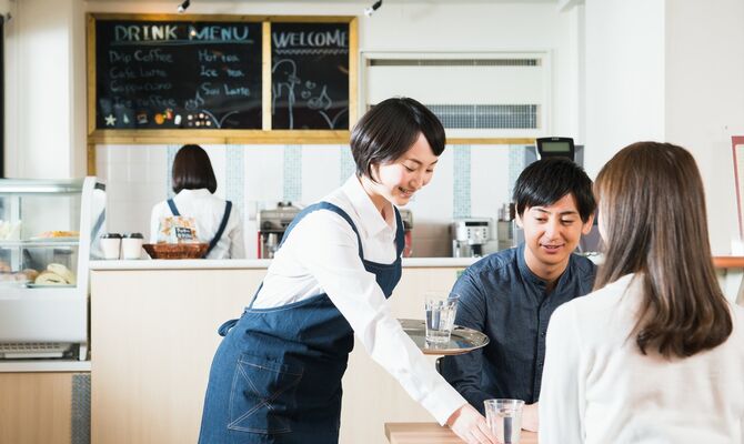 注文を取る女性スタッフ_R-min