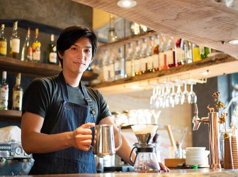 ポーズを決める男性スタッフ_R-min