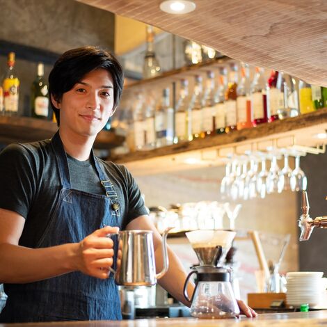 ポーズを決める男性スタッフ_R-min