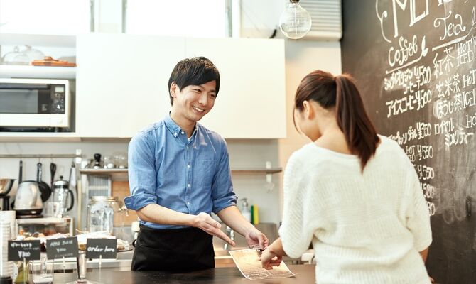 メニューを確認する男性スタッフ_R-min