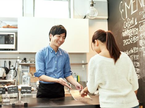 メニューを確認する男性スタッフ_R-min