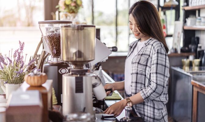 コーヒーを淹れている女性スタッフ_R-min