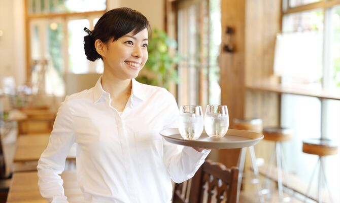 水を運ぶ女性スタッフ_R-min