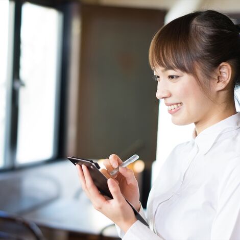 注文をとる女性従業員_R-min