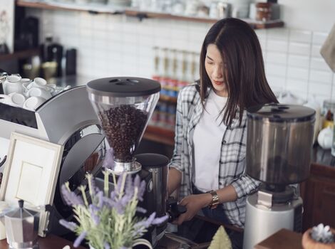 コーヒーを淹れているスタッフ_R-min