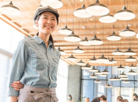 カフェの女性従業員_R-min