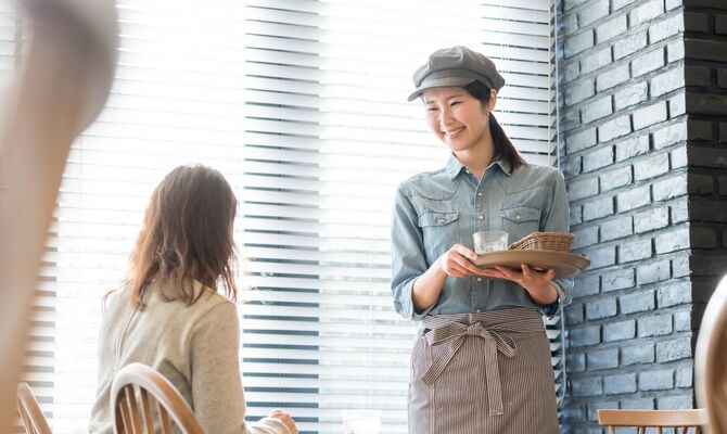 笑顔で接客する女性スタッフ_R-min